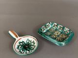 deux pièces de poterie verte et blanche posées sur une table