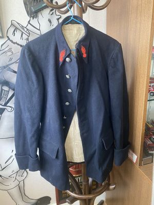 un costume posé sur un mannequin devant un tableau