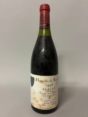 une vieille bouteille de vin posée sur une table