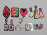 Plusieurs types de badges sont disposés sur une table.
