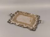 un plateau ancien en argent orné d'un motif décoratif