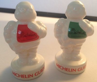 deux salières et poivrières posées sur une table blanche