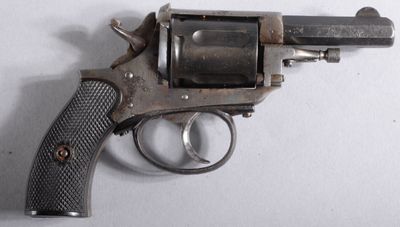un pistolet posé sur une surface blanche