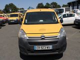 une camionnette jaune garée sur un parking à côté d'autres voitures