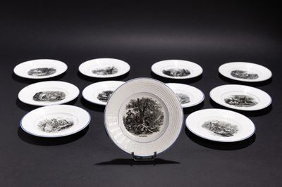 beaucoup de petites assiettes blanches posées sur une table noire