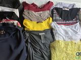 beaucoup de vêtements posés sur un lit