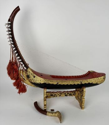 un instrument de musique très ancien posé sur un support