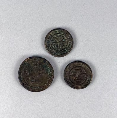 trois pièces de bronze sont représentées sur un fond blanc