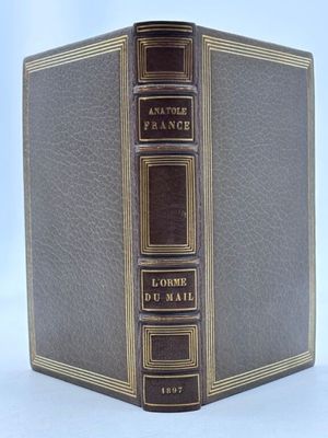 un vieux livre posé sur une table blanche devant un fond bleu