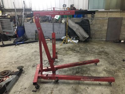 une photo d'un garage avec un établi rouge