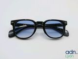 gros plan d'une paire de lunettes de soleil sur une surface blanche