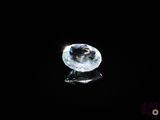 une image représentant une boule de cristal posée sur une surface noire