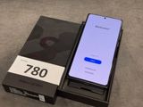 une boîte contenant un téléphone, posée sur une table