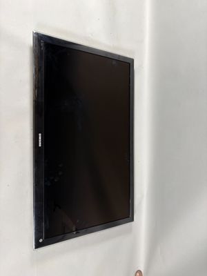 un téléviseur à écran plat fixé au mur d'une pièce