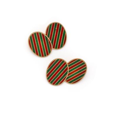 trois boutons en bois rayés de rouge et de vert sur un fond blanc