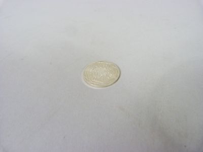 un petit bout de papier sur lequel repose une pièce de monnaie