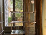une vitrine en verre dans le coin d'une pièce