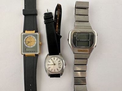 trois montres différentes posées côte à côte sur une surface blanche