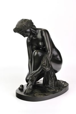 une image représentant la statue d'un homme à genoux sur fond blanc