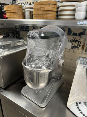 de nombreux bols et casseroles sur le plan de travail de la cuisine