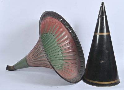 une paire de vases noirs et verts et un cône sur fond blanc