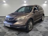 La Honda CR-V est garée sur un sol à damier dans un garage