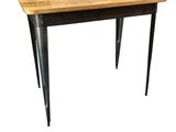 une image représentant une table en bois avec des pieds en métal et un plateau en bois