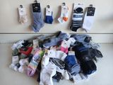 de nombreuses paires de chaussettes accrochées les unes à côté des autres sur le mur