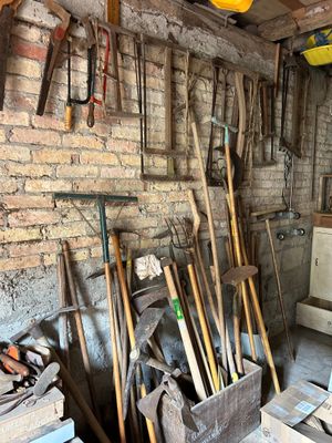 beaucoup d'outils accrochés au mur du garage