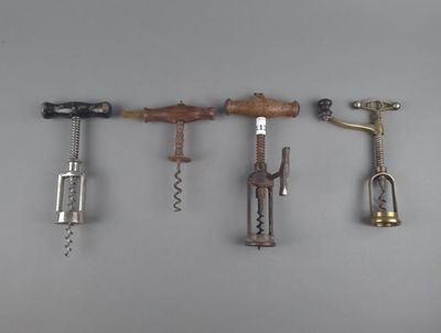 quatre types différents de tire-bouchons accrochés au mur