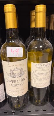 plusieurs bouteilles de vin se trouvent sur une étagère dans un magasin