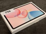 un gros plan d'une boîte sur laquelle est posée une tablette