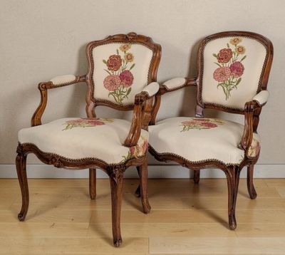 paire de chaises anciennes de style français avec des coussins rembourrés à motifs floraux