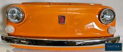 une voiture orange posée sur une table