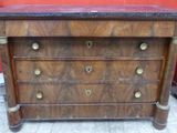 une commode en bois avec un plateau en marbre, exposée