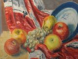 un tableau représentant des pommes et des raisins posés sur une table