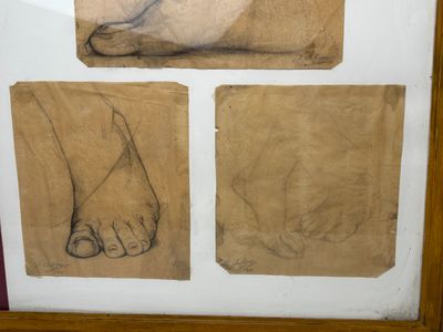 une image représentant un dessin d'un pied et un dessin d'un pied