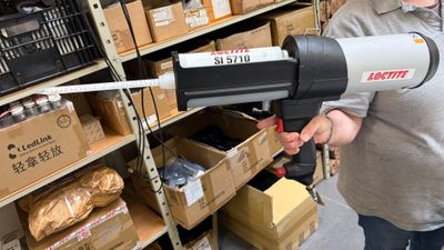une femme qui tient un pistolet à la main