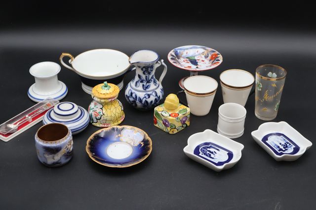 Rond de serviette, deux tasses porcelaines chiffrées, encrier, co...