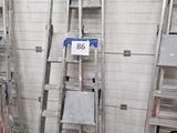 de nombreuses échelles alignées contre le mur