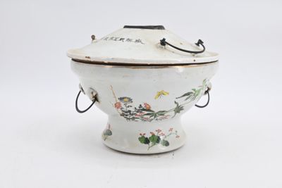 un bol en porcelaine blanche muni d'un couvercle et d'anses
