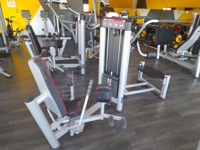 une salle de sport équipée de nombreux appareils