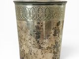 une vieille coupe en argent ornée d'un motif sur le côté
