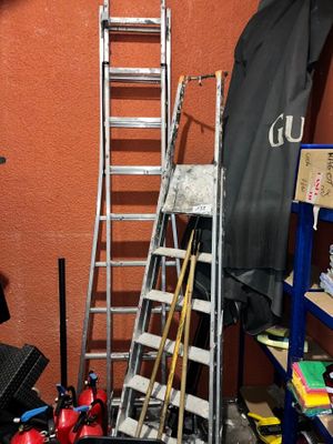 une échelle adossée au mur d'une pièce