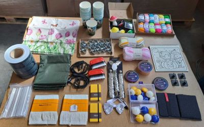 une table sur laquelle se trouvent de nombreux objets, notamment des ciseaux, des stylos, des marqueurs, des marqueurs, des marqueurs, des marqueurs, des marqueurs, des marqueurs, des marqueurs et des marqueurs