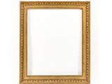 un cadre doré sur un mur blanc, avec un fond blanc