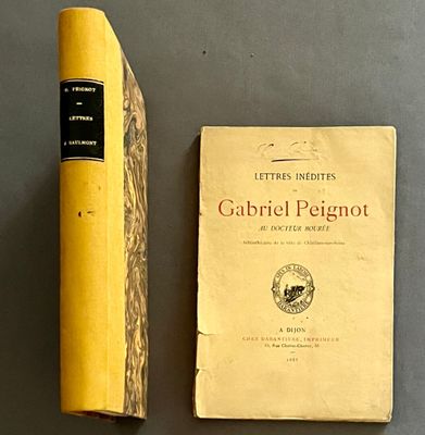 un livre et une banane posés sur une table