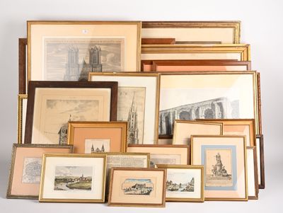 de nombreuses photos encadrées représentant des bâtiments, accrochées au mur