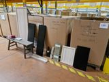 de nombreux types de portes et de fenêtres dans un entrepôt