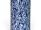 un vase bleu et blanc orné d'un motif floral